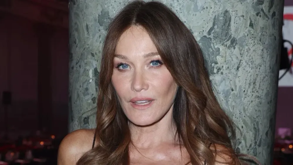Mariée à Nicolas Sarkozy, Carla Bruni révèle son attirance pour les femmes : “Quel coming-out ! ”