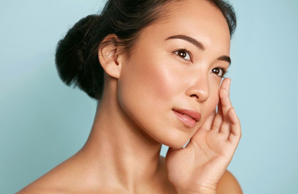 Maquillage qui pèle : l’astuce d’une dermatologue pour y remédier