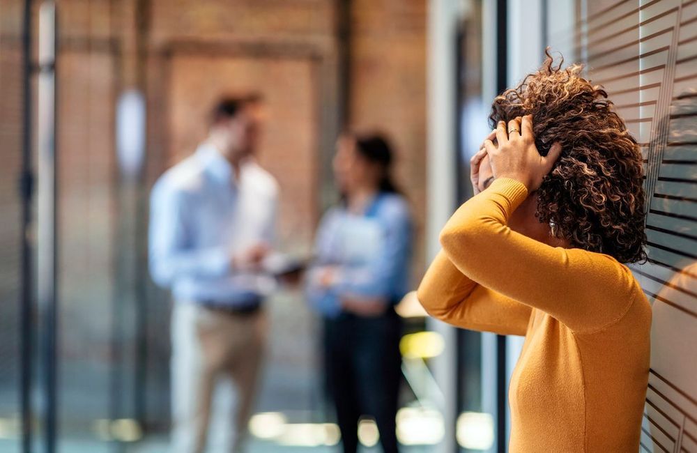 Qu’est-ce que le « glue work » qui empêche les femmes de briser le plafond de verre au travail ?