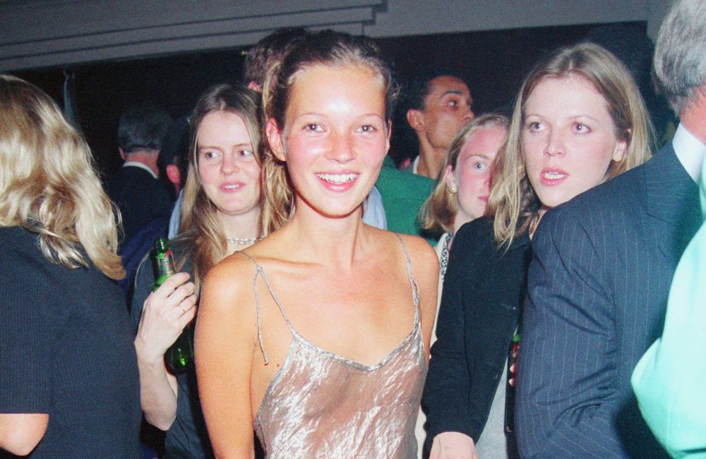 La robe transparente de Kate Moss a été revendue à prix d’or
