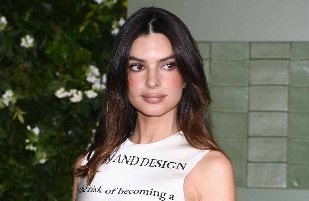 Emily Ratajkowski s’inspire du look emblématique de Carrie Bradshaw