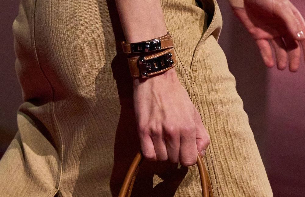 Comment porter le bracelet en cuir, la tendance bijou qu'on verra partout au printemps