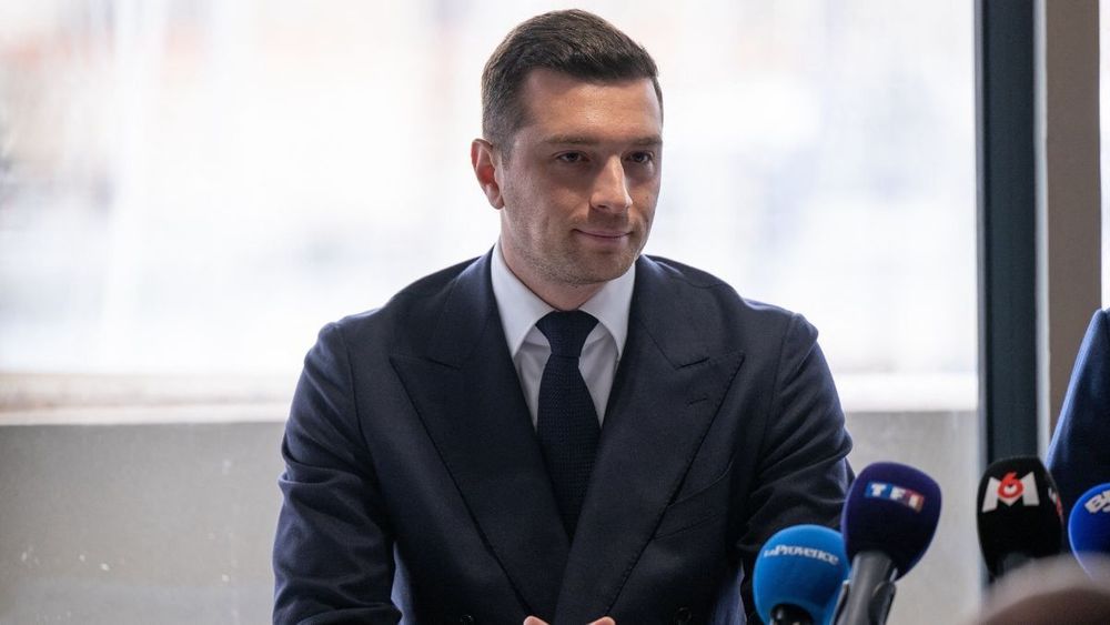 Jordan Bardella en couple avec Maria Carolina : les parents de la princesse très inquiets, "elle a l'habitude de..."