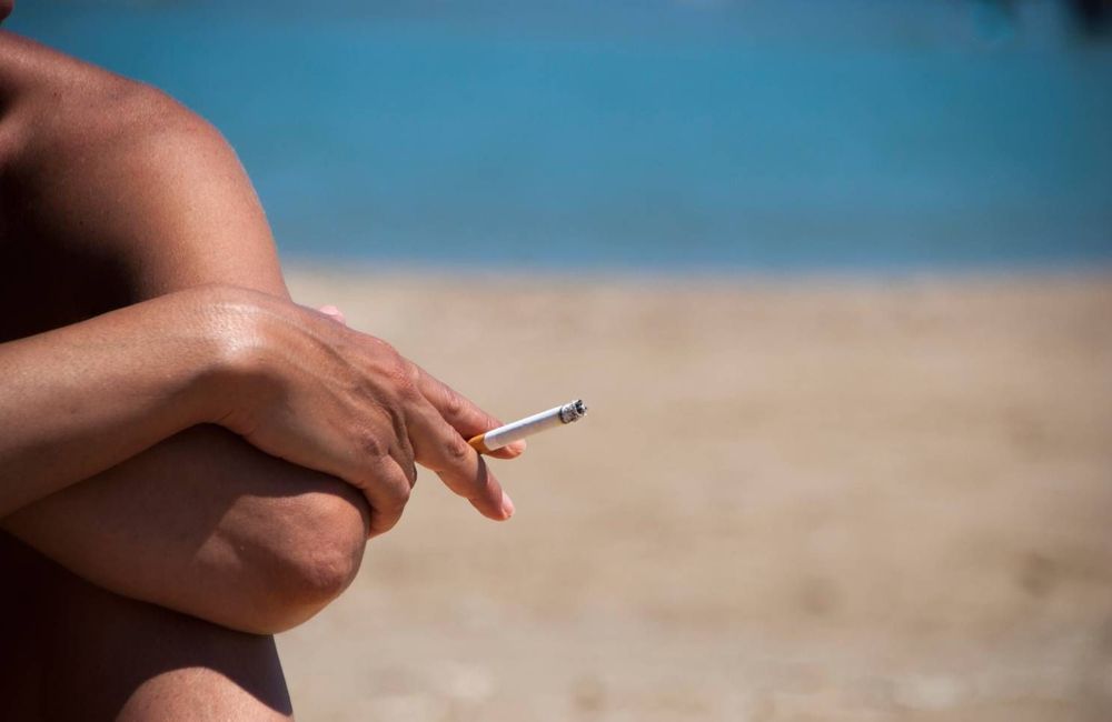 La cigarette interdite sur les plages, dans les parcs, aux abords des écoles à compter du 1er juillet