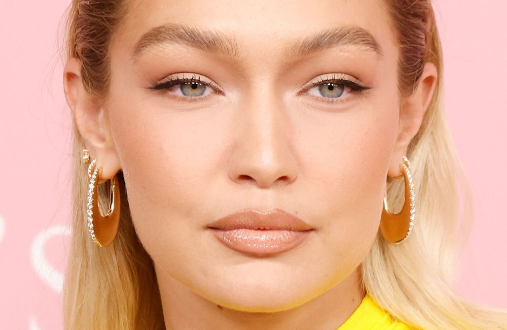 Gigi Hadid adopte la plus jolie façon de porter le blush ce printemps