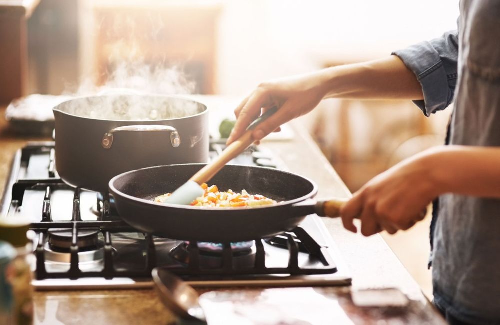 Manger après 20h fait-il grossir ? La réponse d’une nutritionniste