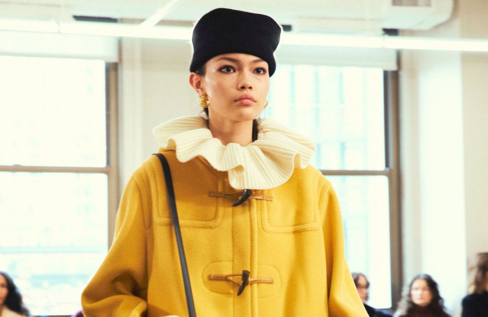Classique et stylé : ce manteau en laine fait son grand retour mode cet hiver