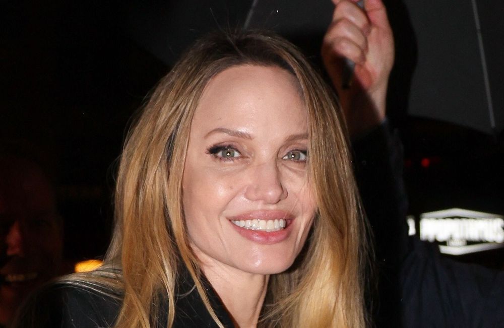 Angelina Jolie remplacée par un sosie ? Les rumeurs repartent après son apparition au Cambodge