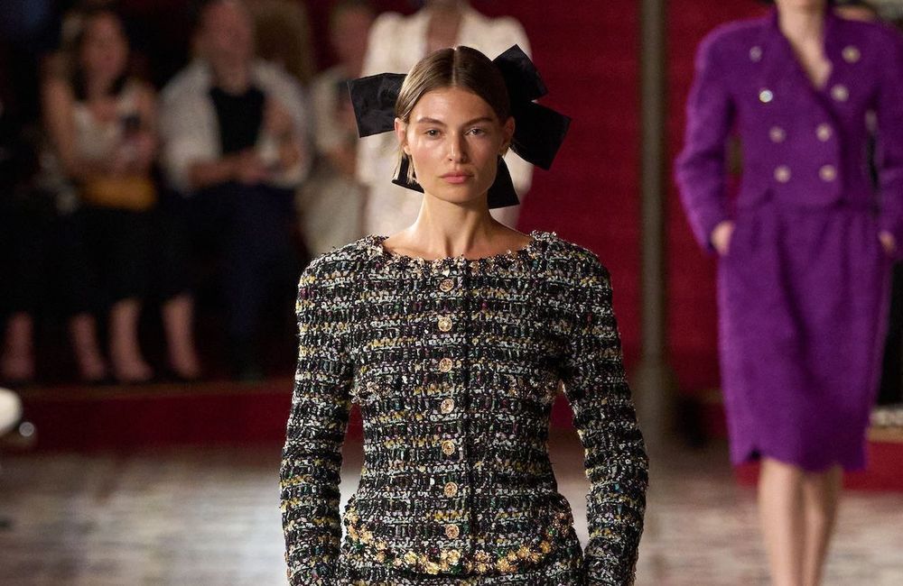 La veste sans col, le détail minimaliste qui twist nos tenues