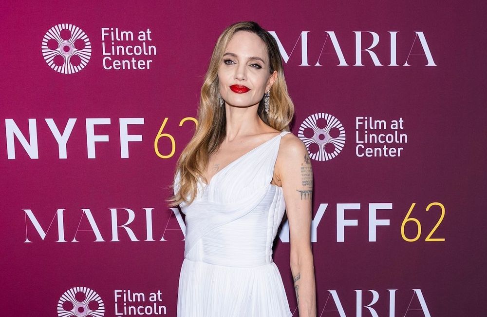 À New York, Angelina Jolie éblouit dans une robe vintage des années 50