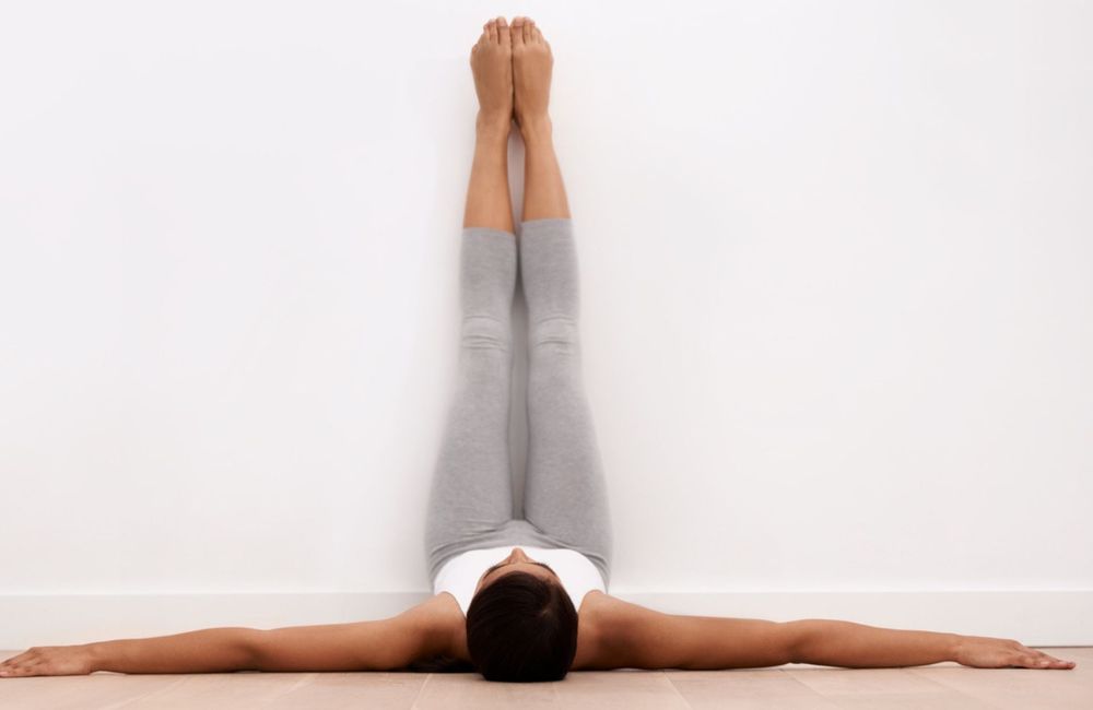 Et si le simple fait de relever les jambes pouvait jouer sur les jambes lourdes, le sommeil et l’anxiété ?