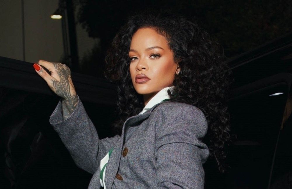 Chignon et lèvres rouges : Rihanna adopte un look de fêtes des plus glamours