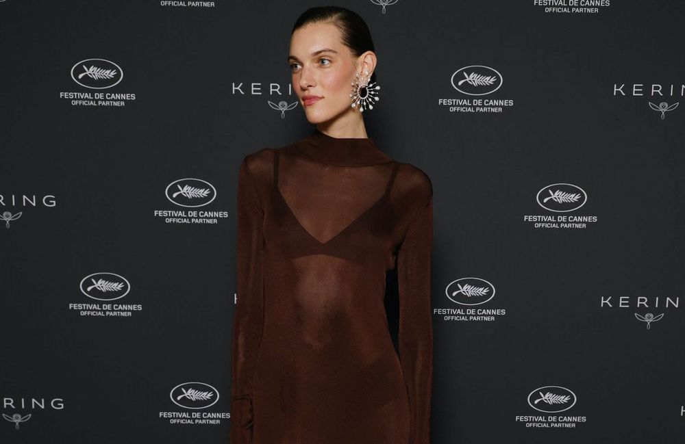 Robe transparente marron chocolat : le parti pris chic et sexy de Charlotte Cardin à Cannes