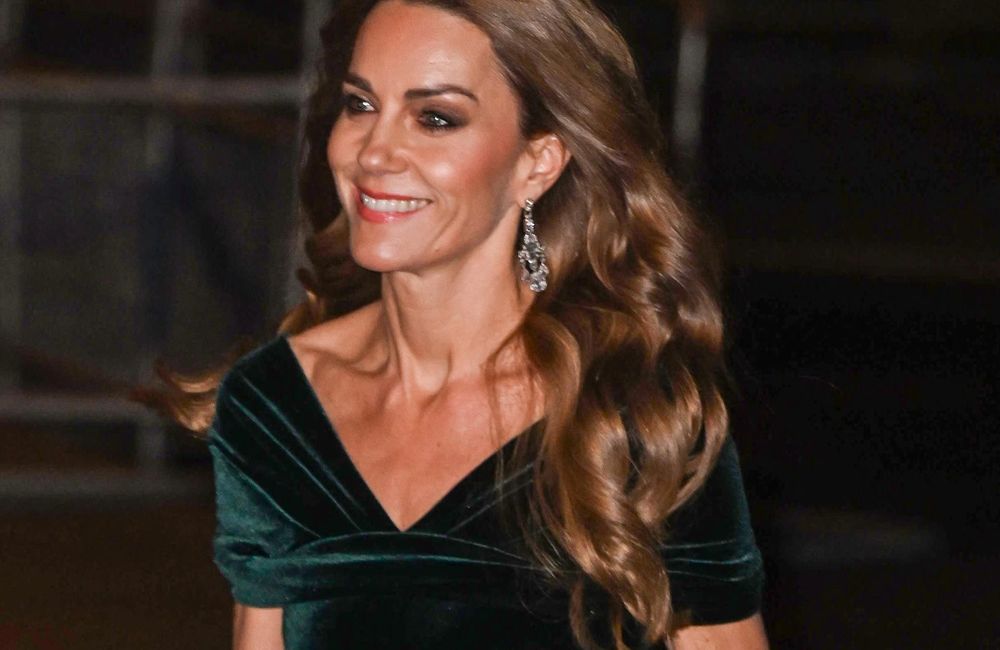 Cheveux lâches et smoky eye : le look de soirée éblouissant de Kate Middleton à Londres