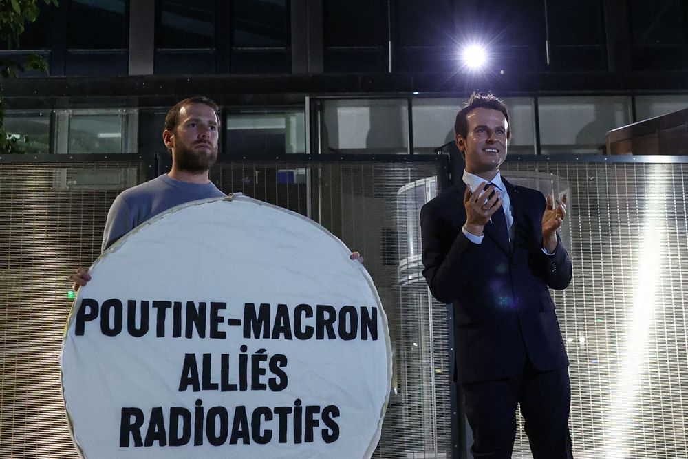 Greenpeace rend devant le siège d'EDF la statue en cire volée d'Emmanuel Macron