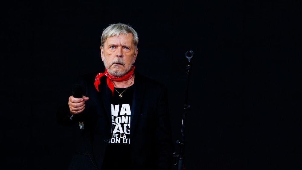 Renaud : son frère jumeau, David, revient sur les crises de paranoïa du chanteur : "On ne pouvait plus rien pour lui"
