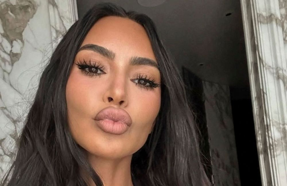Transformée, Kim Kardashian adopte une frange longue et rétro