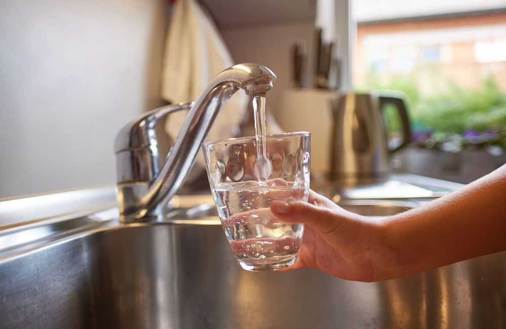 L'eau du robinet de centaines de milliers de Français contaminée par un gaz cancérogène