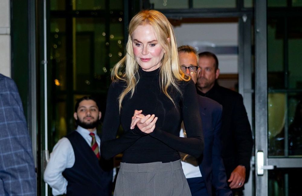 En col roulé et pantalon ample, Nicole Kidman porte le combo parfait pour l'automne