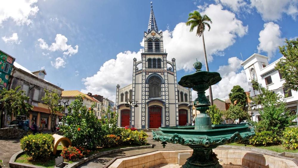 Guadeloupe et Martinique : quelles banques sont les moins chères pour votre portefeuille ?