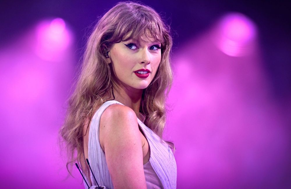 Qu’est-ce que la coupe Louise Brooks, ce carré qui transforme Taylor Swift