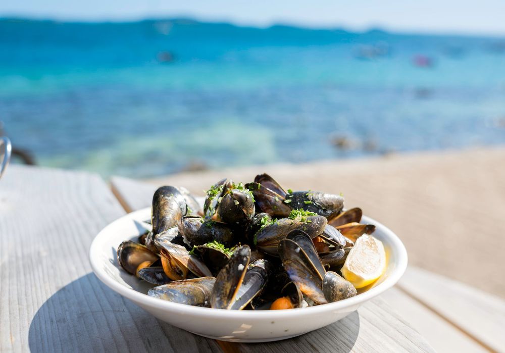 Saveurs de vacances : comment faire des moules marinières maison comme en bord de mer ?