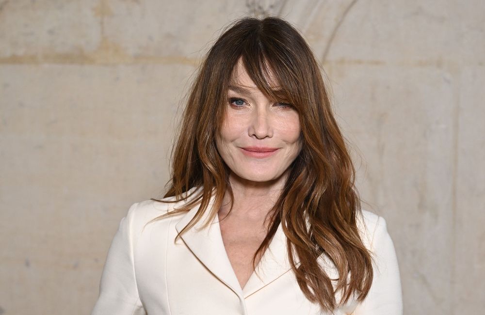 Radieuse, Carla Bruni adopte la coupe de cheveux la plus désirable du moment