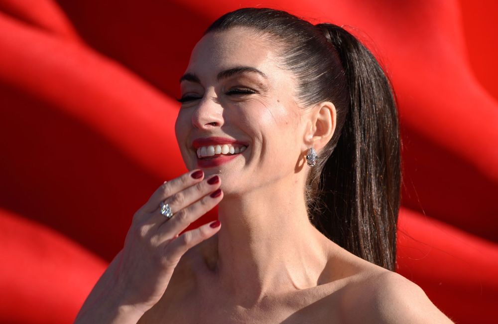 Anne Hathaway remet au goût du jour la “power ponytail”, la queue-de-cheval star des années 80