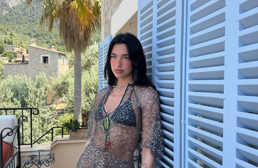 « French en or » : la nouvelle manucure de Dua Lipa qui nous obsède