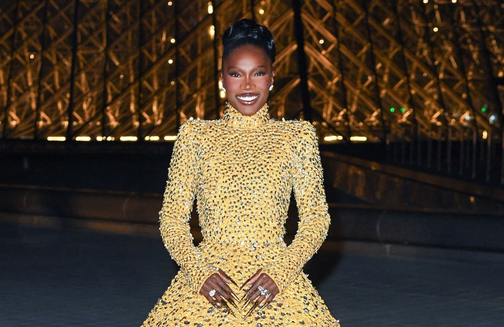 ELLE Debriefe – Fashion Week Jour 1 & 2 : Doechii performe sous la pyramide du Louvre