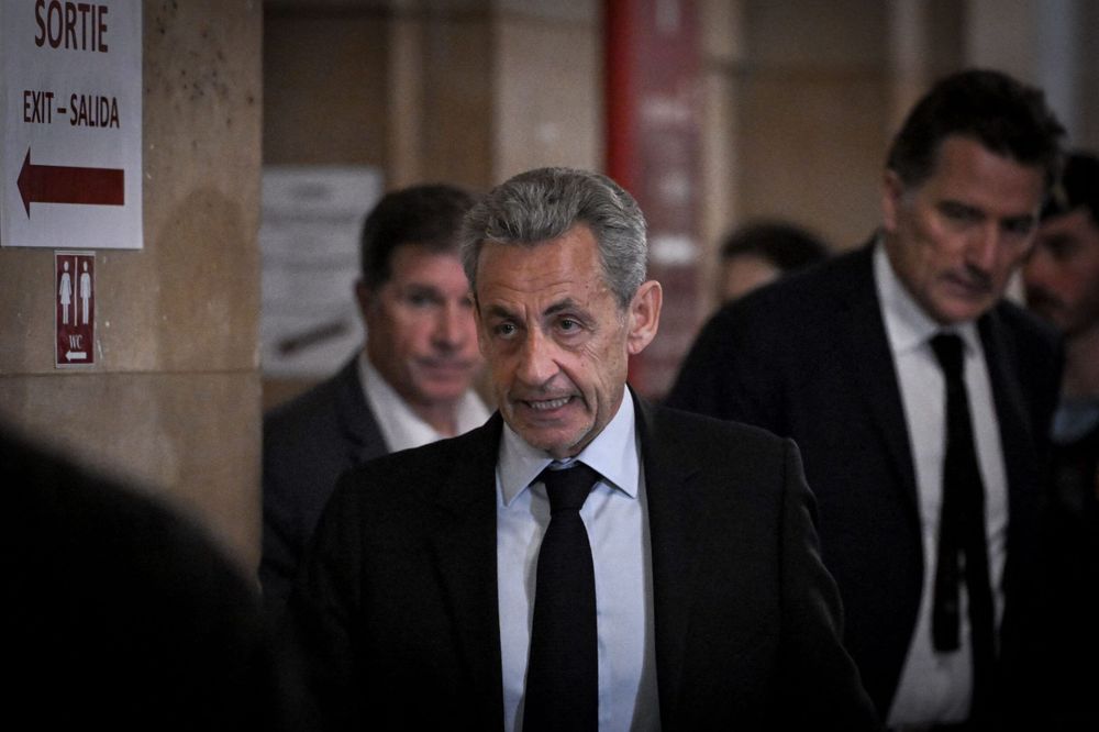 "JE T'ÉCRASE !", Nicolas Sarkozy ivre dans une séquence en conférence de presse ?