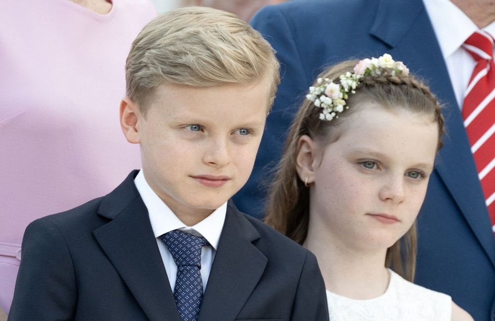 En uniformes assortis, Jacques et Gabriella de Monaco font leur rentrée scolaire