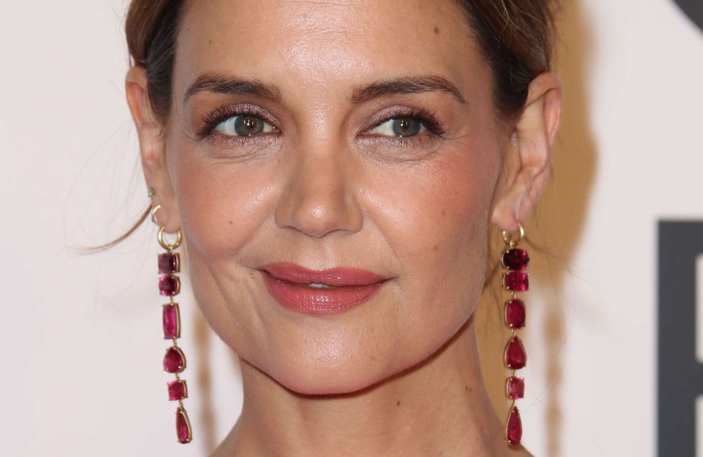 Sans maquillage, Katie Holmes s’assume au naturel et dévoile sa peau parfaite