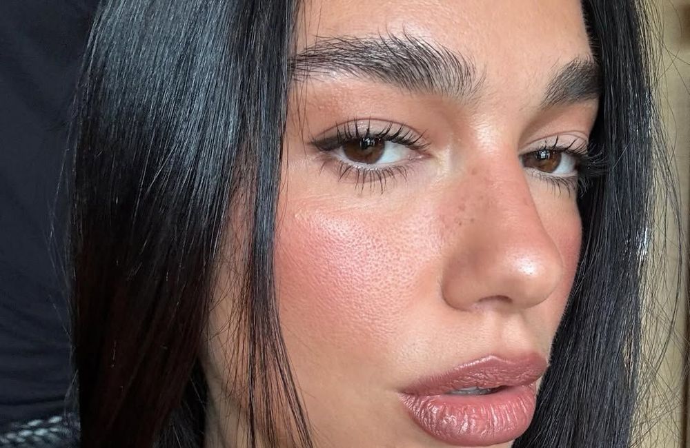 « Toasted blush » : cette teinte de maquillage obsède Hailey Bieber et Dua Lipa cet automne