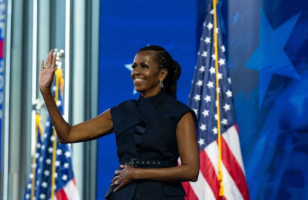 Make-up bronze et chignon minimaliste : le look de Michelle Obama qu’on copie pour les fêtes