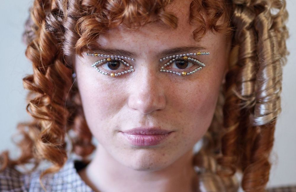 À la Fashion Week de Londres, ce maquillage régressif refait surface