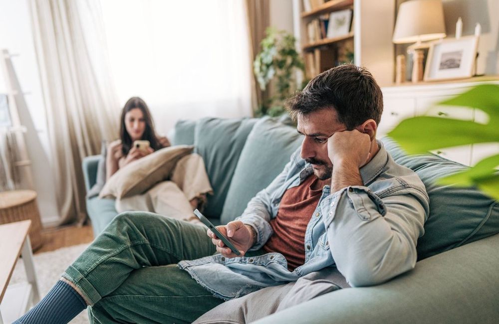 Syndrome des colocataires : comment reconnaître (et sauver) un couple qui s’éloigne ?