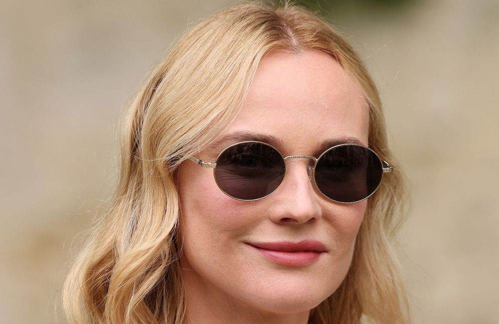 Robe pastel et mules à talons, Diane Kruger adopte le look idéal pour cette fin d’été