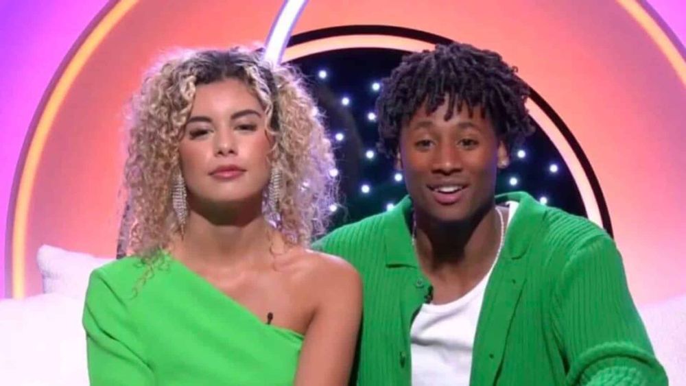 Zoé (Secret Story) : en couple avec Alexis, ils officialisent enfin, et mettent la puce à l'oreille des internautes !