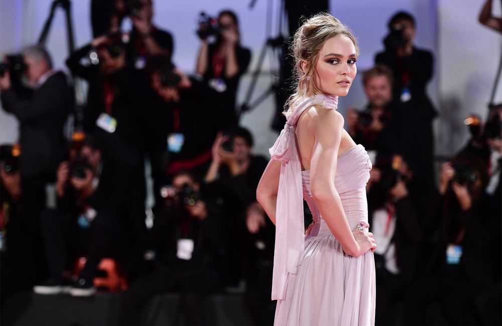 Fantaisie et transparence : Lily-Rose Depp succombe à la tendance « no pants »