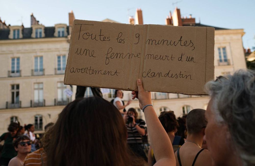 Une tribune appelle à rendre hommage aux femmes mortes d’un avortement clandestin
