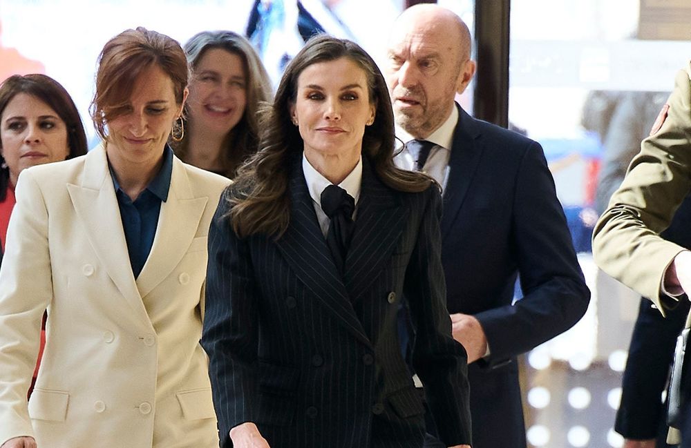 En Sandro, Letizia d’Espagne succombe à son tour à la cravate masculine