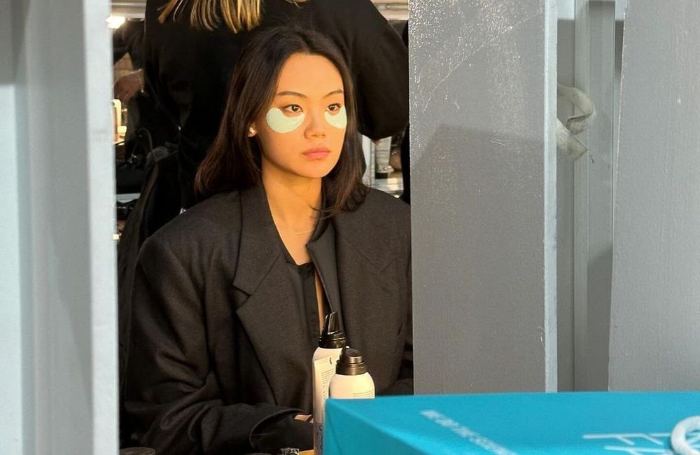 Ces patchs utilisés sur les mannequins permettent de défatiguer le regard avant un défilé