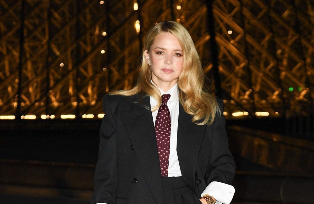 Virginie Efira, puissante et chic en costume-cravate au Grand Dîner du Louvre