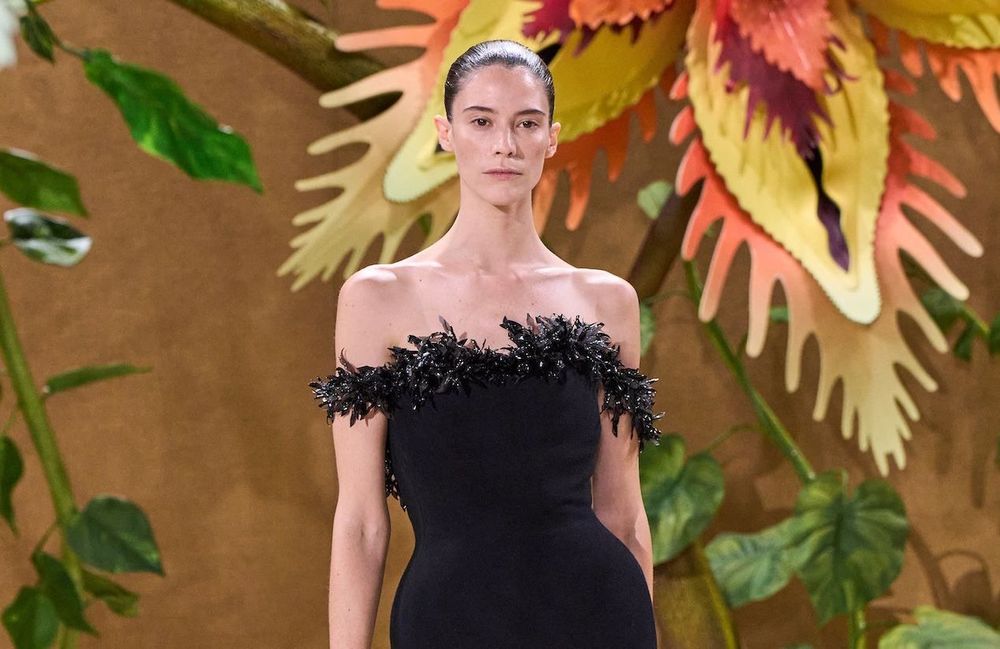 Pourquoi Matthieu Blazy a remplacé la traditionnelle robe de mariée par une robe noire pour clore le défilé Chanel