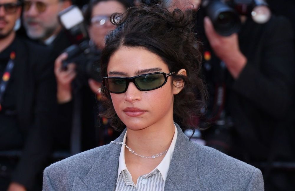 Ces lunettes de soleil au design épuré sont en train de conquérir toutes les célébrités