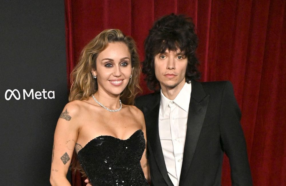 Miley Cyrus se serait fiancée à son compagnon Maxx Morando, ce détail affole la toile