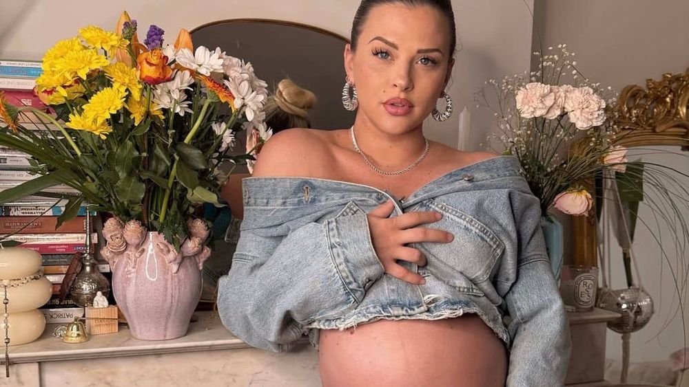 "Tu es bénie" : Kelly Vedovelli surprend ses abonnés en faisant une grande annonce au sujet de sa grossesse !