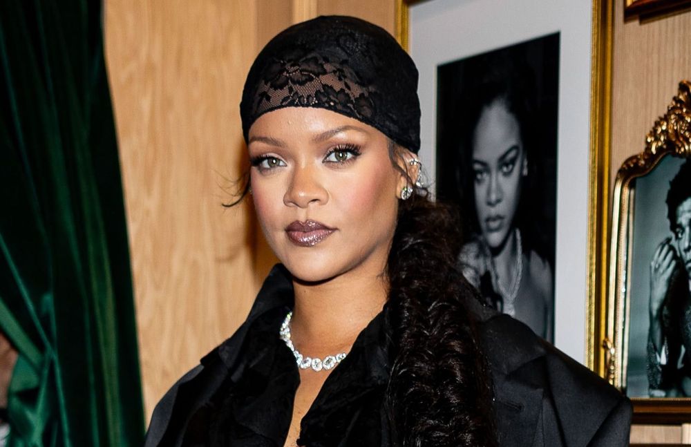 Après Halle Berry et Lily James, Rihanna succombe à son tour à la coiffure pirate (et on adore)