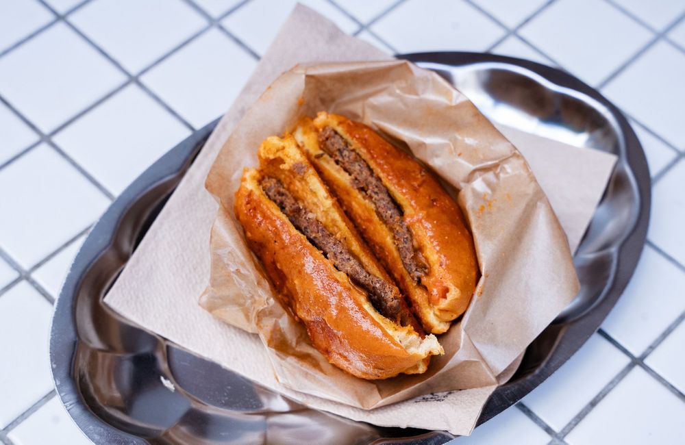 Burger mouillé : voici la nouvelle tendance qui affole les réseaux sociaux